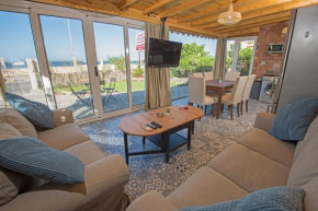 One Bedroom Chalet on old sheraton rd ground floor with garden and sea view